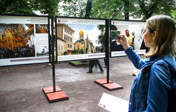 В центре Москвы открылась фотовыставка о строительстве храмов