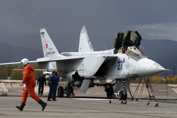 МиГ-31 (по кодификации NATO: Foxhound) -  двухместный сверхзвуковой всепогодный истребитель-перехватчик дальнего радиуса действия. Первый советский боевой самолет четвертого поколения. Предназначен для перехвата и уничтожения воздушных целей на предельно малых, малых, средних и больших высотах, днем и ночью, в простых и сложных метеоусловиях, при применении противником активных и пассивных радиолокационных помех, а также ложных тепловых целей
