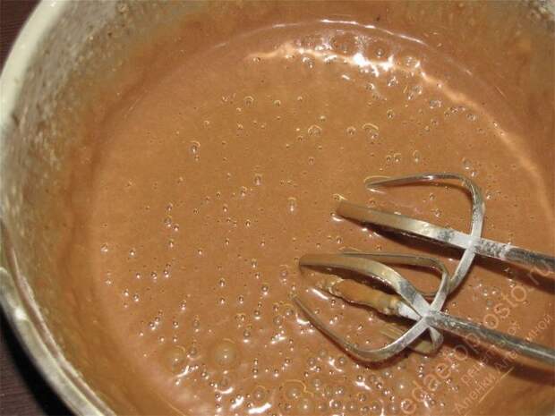 Тесто получилось шоколадным. пошаговое фото рецепта приготовления пирога с черной смородиной