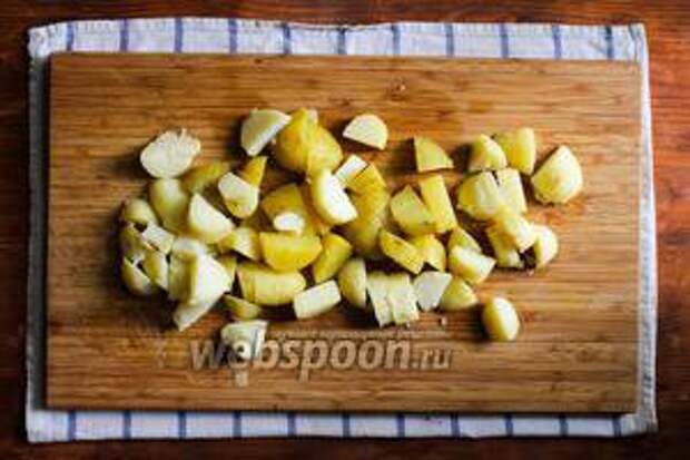 Картофель очистите и порежьте на кусочки.