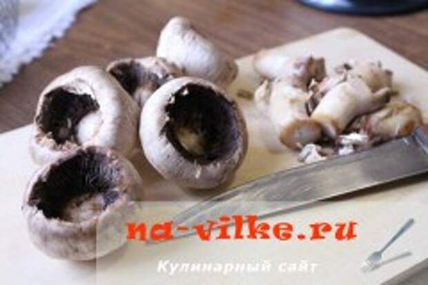 Фаршированные творогом и зеленью шампиньоны