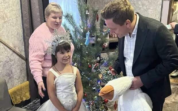 Денис Боков вручил подарки семье с 7 детьми из Шацка