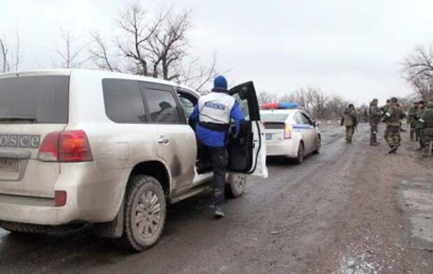 Наблюдатели ОБСЕ посетили обстрелянный поселок под Донецком