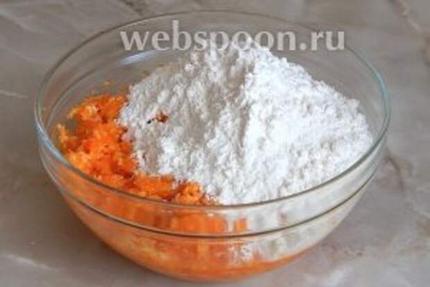 Добавляем просеянную муку и разрыхлитель.