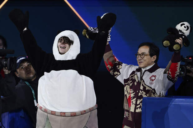 Актер Джеки Чан стал участником показательного номера фигуриста Шайдорова