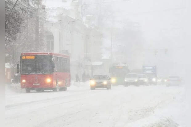 Автоэксперт Хайцеэр назвал правила вождения в снегопад