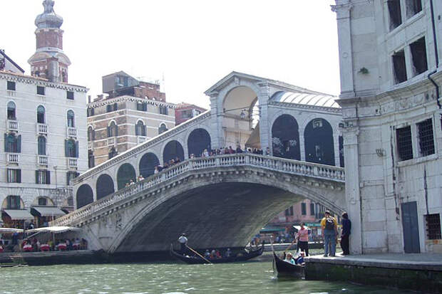 Мост Риальто в Венеции, Италия.