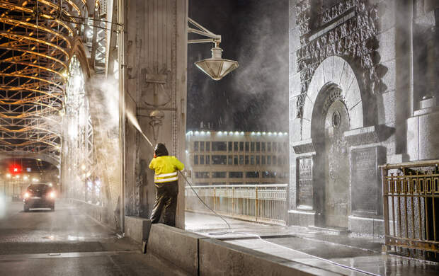 В Петербурге досрочно стартовала весенняя очистка мостов и набережных