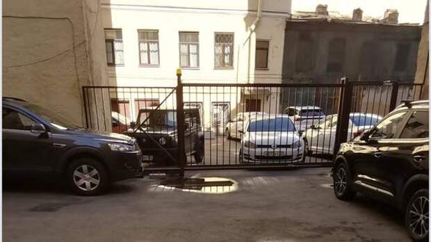 Суд обязал управляющую компанию демонтировать ворота на Английском проспекте