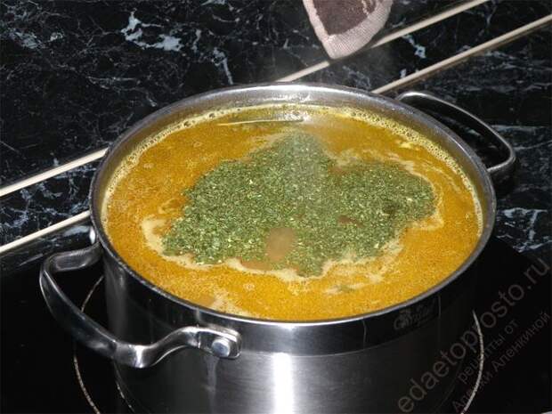 За 10 минут до окончания варки добавить зелень. пошаговое фото этапа приготовления горохового супа