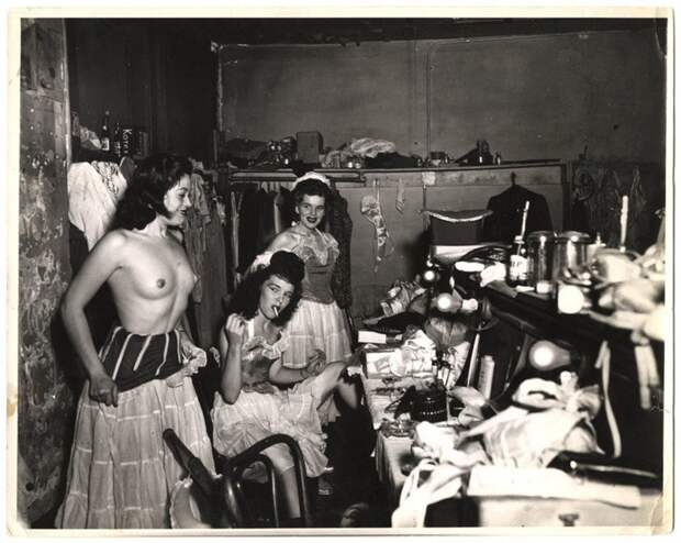 Шоугелз в раздевалке бурлеск-клуба в Новом Орлеане, 1950. виджи, история, фотография