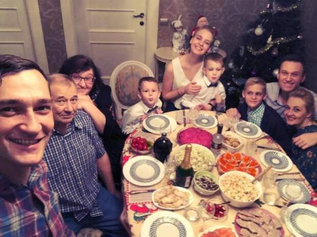 Алексей Навальный показал квартиру и гостей на празднике