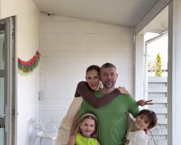 Певец Владимир Кристовский снялся с женой и повзрослевшими детьми