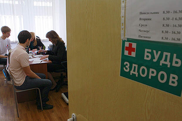 Учащиеся одной из московских школ беседуют с психологами в рамках прохождения добровольного обследования