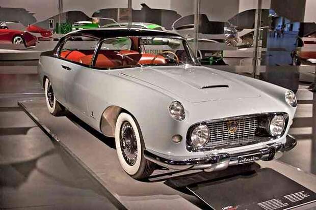 Музей авто истории в турине, италия. (трафик)