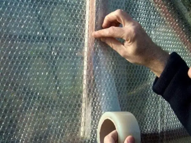 Для чего опытные хозяйки клеят на окна воздушно-пузырчатую пленку