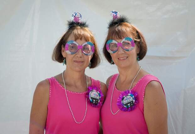Двоится в глазах. В Твинсбурге состоялся фестиваль близнецов. Фото №16
