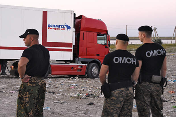 Сотрудники таможни и Россельхознадзора уничтожили 5 тонн санкционных овощей, обнаруженных под мешками украинской картошки и лука. Европейские продукты закопали на полигоне ТБО в 10 километрах от пограничного пункта пропуска "Армянск".