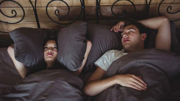 Врач рассказал, можно ли оглохнуть от храпа партнера