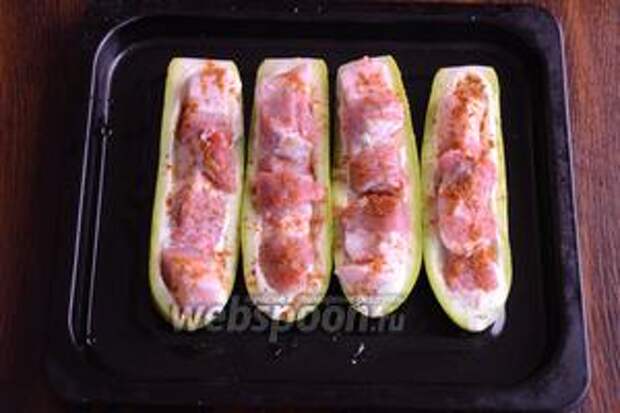 Перчим красным молотым перцем и солим по вкусу.