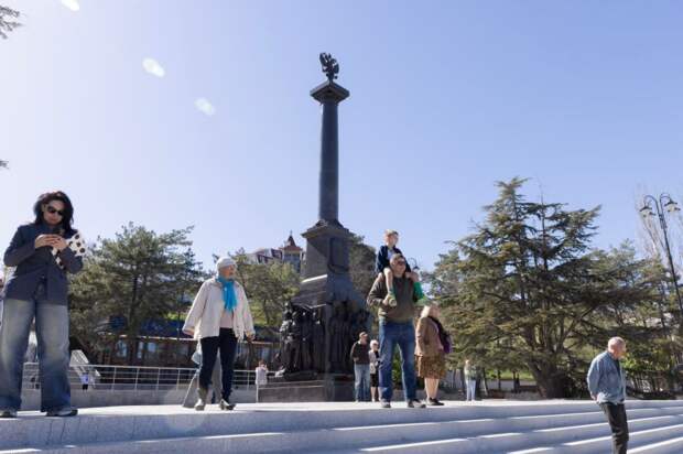В Феодосии установили стелу «Город воинской славы»