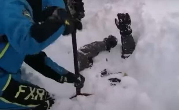 Попавшего под лавину туриста спасли товарищи