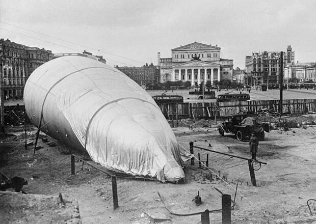 ID: 10832856 Описание: Советский Союз. Москва. Аэростат на площади Свердлова в дни обороны города, 1942 год. Наум Грановский/Фотохроника ТАСС