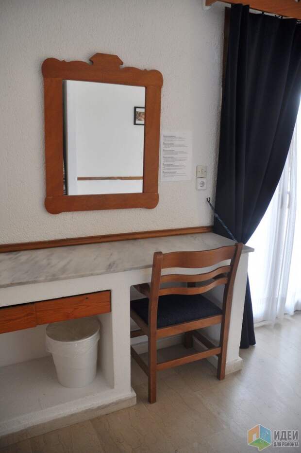 Традиционный греческий интерьер, средиземноморский стиль в интерьере, стол с мраморной столешницей