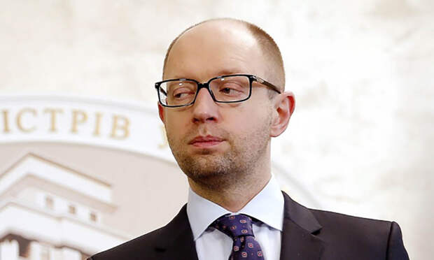Яценюк перед уходом увеличил в два раза выплаты чиновникам Яценюк перед уходом увеличил в два раза выплаты чиновникам