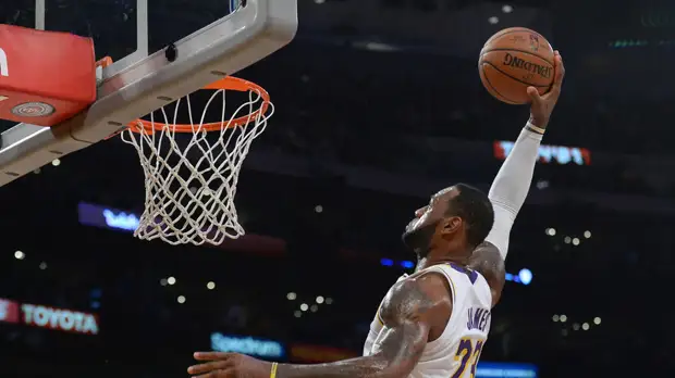 Трипл-дабл Джеймса помог «Лейкерс» победить «Сакраменто» в матче НБА