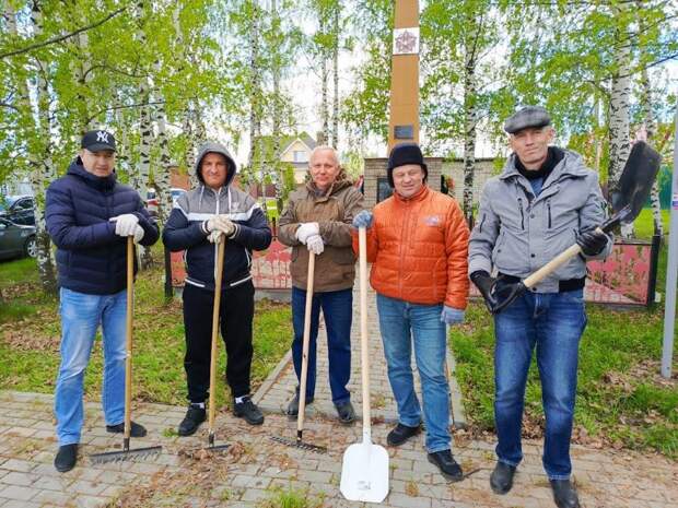 Волонтеры АО «Транснефть-Верхняя Волга» благоустроили мемориалы воинам ВОВ