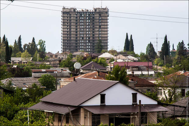 Заброшенная многоэтажка в Абхазии