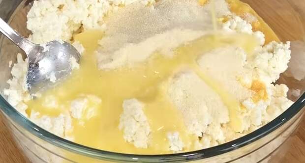 По моему мнение, чем жирнее творог, тем вкуснее получается запеканка)