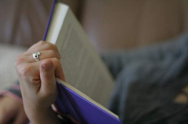 Кстати, свежий научный факт: чтение на ночь бумажной книги вместо планшетки сказывается на качестве сна в лучшую сторону. Проблема в светящемся экране, который сбивает мозг с толку, нарушает биоритмы. Читалки без подсветки предположительно тоже безвредны.