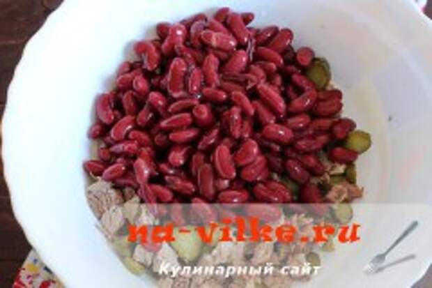Мясной салат с фасолью и кукурузой