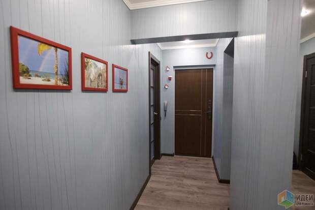 Декор прихожей, картины в рамках