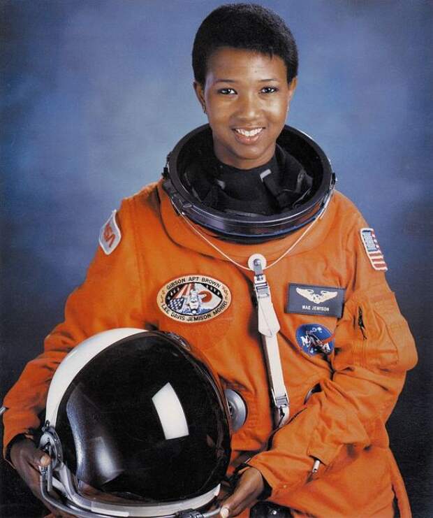 первая темнокожая женщина-космонавт Мэй Кэрол Джемисон. Фото