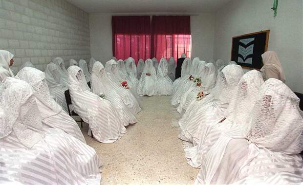 23 июля 1999 года. Невесты в ожидании массовой свадьбы, организованной благотворителями для бедных в Аммане, Иордания.