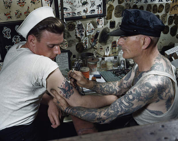 34. Моряку делают татуировку на руке, Вирджиния national geographic, история, природа, фотография