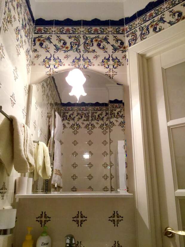 Зеркало в интерьере ванной, керамическая плитка прованс