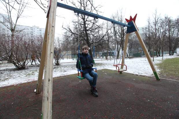 Старые кожаные чехлы на качелях заменили прочным пластиком/ Роман Балаев