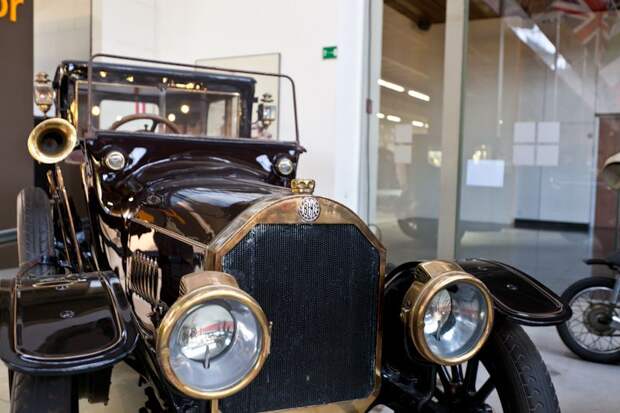 Фотоочет о посещении Бельгийского королевского автоклуба. Часть 2 - Шильдики (20 фото)