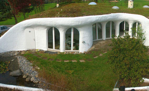 Архитектор Питер Ветцш продемонстрировал свое видение идеального человеческого жилища: швейцарский дом встроен прямо в землю, а его крыша, частично, опирается на детали окружающего ландшафта.