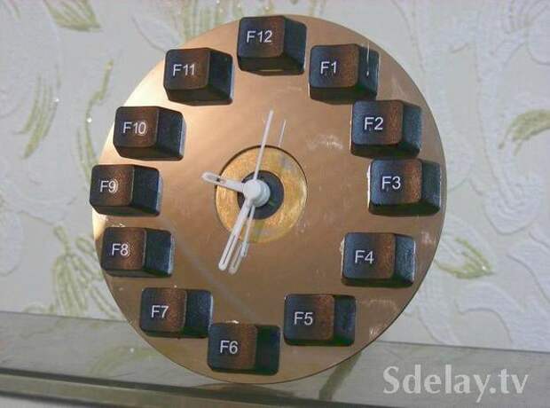 Часы компьютерщика из диска CD и клавиш клавиатуры