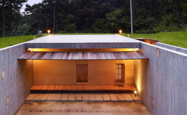 Построенный в 2009 году дом стал памятником корейскому поэту. Дом Земли в Сеуле имеет два внутренних двора, соединяющих шесть одноместных комнат, кухню, кабинет и ванную комнату с деревянной ванной и туалетом.