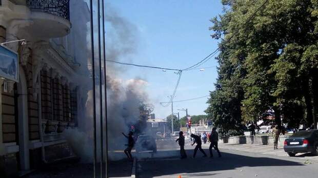 В Харькове штурмуют офис оппозиции В Харькове штурмуют офис оппозиции