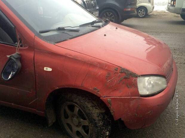 В Кирове Lada Kalina упала с эвакуатора на припаркованный Jaguar В Кирове Lada Kalina упала с эвакуатора на припаркованный Jaguar jaguar, kalina, лада, эвакуатор