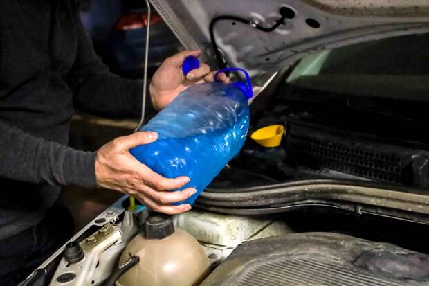 Водителям назвали способ проверить качество незамерзайки