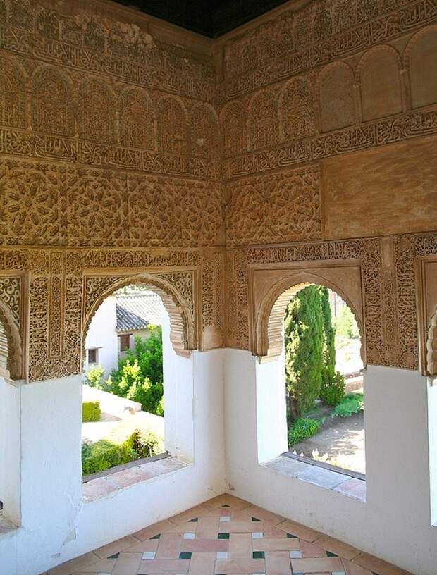 Прекрасные сады Хенералифе в Гранаде. Испания. Фото