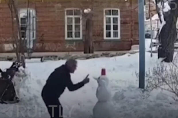 В Сети расходится видео с коммунальщиком из Оренбурга, спасшим снеговика